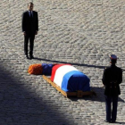 Emmanuel Macron, frente al féretro de Charles Aznavour, en el funeral de este viernes en París.-AP