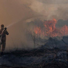 Unos bomberos trabajan en las labores de extinción del fuego en el estado amazónico de Mato Grosso, en Brasil, el pasado 26 de agosto.-MAYKE TOSCANO (AFP)