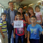 El exministro Juan Fernando López Aguilar posa con varios niños y con la pancarta de apoyo a la pasarela.-Facebook