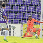 Julio desvía un remate junto al poste en el partido Valladolid-Oviedo de esta pasada temporada.-J. M. LOSTAU
