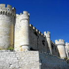 iImagen parcial de la muralla de la fortaleza ubicada en la localidad vallisoletana de Peñafiel.-MAR JUNCO