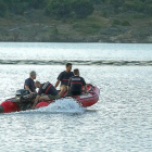 Los equipos de rescate rastrean el pantano en busca del varón.-ICAL