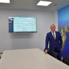 Julio César Miguel, director general del grupo CFI, muestra el ‘software’ en las instalaciones de su empresa en Palencia.-EL MUNDO