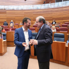 El presidente de la Junta de Castilla y León, Juan Vicente Herrera, y el Secretario General del PSOE CyL, Luis Tudanca, durante la espera del arreglo de la megafonía-ICAL