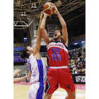 El vallisoletano ‘Jota’ Juan Lobato lanza ayer ante la oposición de un jugador del Hospitalet.-J.M.LOSTAU