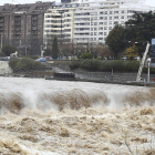 El río Bernesga desbordado a su paso por la capital leonesa.-ICAL