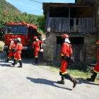 Efectivos de una patrulla anti-incendios en el incendio en el pueblo de Puente de Rei, perteneciente al municipio de Villafranca del Bierzo (León)-ICAL