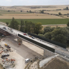El tablero del viaducto del AVE sobre el Arlanzón está terminado, pero falta colocar las traviesas y vías, ya preparadas en el lado de Buniel.-I. L. MURILLO