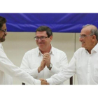A la izquierda, el líder del equipo negociador de las FARC, Iván Márquez, se da la mano en La Habana con el representante gubernamental, Humberto de la Calle.-ALEXANDRE MENEGHINI / REUTERS