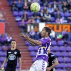 Anuar se dispone a cabecear un balón durante el encuentro frente al Lugo.-Pablo Requejo