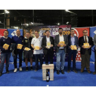 Los participantes en el sorteo posan con un pan en The Players.-MONTSE ÁLVAREZ