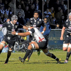 Fernando González-Altés elude el placaje de un jugador del Petrarca en la EPCR.-MARTA FERNÁNDEZ