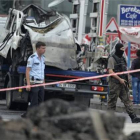 Miembros de los servicios de seguridad turcos inspeccionan la zona donde explosionó una bomba en una comisaría de policía en Estambul el día 10 de agosto.-Foto: EFE / DENIZ TOPRAK