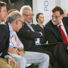 Rajoy habla con Cristóbal Montoro ante el presidente del PP de Murcia, Ramón Luis Valcárcel, y Carlos Floriano, durante la Intermunicipal del PP, este domingo en Murcia.-Foto: EFE / MARCIAL GUILLÉN