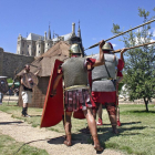 Imagen de una de las pruebas que se disputan entre astures y romanos con el Palacio Episcopal al fondo.-ICAL