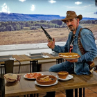 Pelayo Barbero, en su restaurante, con su revolver en la mano y atuendo de cowboy.-