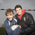 Pablo Gil y Juan Ramos posan con un balón de rugby durante la tarde de ayer en Pepe Rojo.-MIGUEL ÁNGEL SANTOS