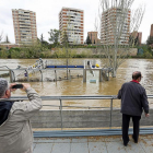Dos hombres observan el caudal del Pisuerga a su paso por las Moreras.-MIGUEL ÁNGEL SANTOS