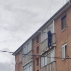 Imagen del hombre que intentó entrar por la ventana a su casa tras perder las llaves. Twitter: Policía Local