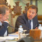 El concejal de Urbanismo, Manuel Saravia, y el alcalde Óscar Puente dialogan el el Pleno Ordinario de junio  celebrado ayer.-P. REQUEJO