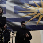 Personas ataviadas con trajes tradicionales se manifiestan en Atenas contra que Grecia acepte la nueva denominación del Estado de Macedonia como República de Macedonia del Norte, el 22 de enero del 2019.-SAKIS MITROLIDIS