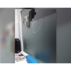 Imagen de cómo ha quedado la cristalera de la sede de Podemos en La Línea tras el ataque con una piedra.-EUROPA PRESS