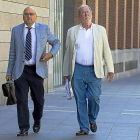 Miguel Francisco de Asís Álvarez de Toledo (D) ayer a su llegada al juzgado para declarar como testigo por la trama eólica.-ICAL