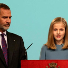 Leonor, durante la lectura de la Constitución, al lado de su padre, Felipe VI.-ATLAS