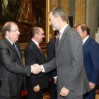 El Rey Felipe VI saluda al presidente de la Junta de Castilla y León, Juan Vicente Herrera.-EM