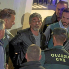 Roberto Montoya, el asesino de Laura Huelgo, sale esposado de los juzgados para su ingreso en prisión.-GOGO LOBATO