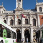 Autobuses en la Plaza Mayor de Valladolid.-EUROPA PRESS
