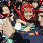 Marc Márquez se hace un selfie con una seguidora en Motegi (Japón).-EFE / KIMIMASA MAYAMA