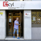 Oficina de Empleo del Ecyl en la Plaza de Poniente de Valladolid.-J.M. LOSTAU