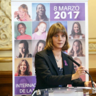 La presidenta de la CVE, Ángela de Miguel, lee un manifiesto en el acto celebrado en el Ayuntamiento de Valladolid para conmemorar el Día Internacional de la Mujer.-ICAL