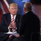 Trump expone sus argumentos al presentador de la NBC Matt Lauer, este miércoles, en Nueva York.-AP / EVAN VUCCI