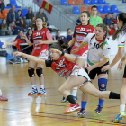 Paula Alonso dispara tras librarse del acoso riojano durante la victoria del equipo cadete femenino.-J. M. LOSTAU