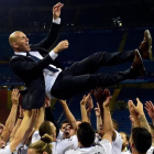 El manteo de Zidane tras ganar la Champions para el Madrid en Kiev.-PIERRE-PHILIPPE MARCOU