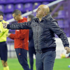 Luis César da órdenes a los jugadores junto al banquillo de Zorrilla.-J. M. LOSTAU
