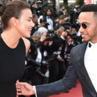 Irina Shayk y Lewis Hamilton, en el Festival de Cannes.-AFP / ALBERTO PIZZOLI