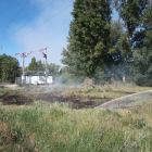Bomberos de la Diputación trabajan en la extinción de un incendio en el Camino Viejo de Simancas. Twitter: Bomberos Diputación