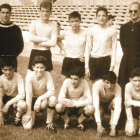 El Padre Georges Bernès, a la derecha, junto al equipo subcampeón de España infantil formado por Benedí, los hermanos Zarzuela, Del Pino, Grau, Arenal, Camarero, Beltrán, Tabarés y Santana .-EL MUNDO