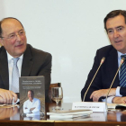 Carlos Moro y Antonio Garamendi, en la presentación del libro en la sede de la CEOE.-RAQUEL P. VIECO