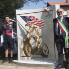 Carmelo Ezpeleta y Denis Pazzaglini, a la izquierda, en la inauguración, hoy, del monumento en recuerdo del desaparecido campeón norteamericano Nicky Hayden.-