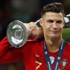 Cristiano, con la copa de la Liga de Naciones.-