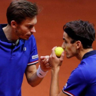 Los franceses Mahut (de frente) y Herbert, en el partido de dobles contra Croacia.-REUTERS / PASCAL ROSSIGNOL
