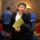 El alcalde de Ponferrada, Samuel Folgueral, a su llegada a la rueda de prensa para anunciar que no se presenta a las primarias del PSOE y su retirada de la vida política-Ical