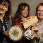 En la imagen, de izquierda a derecha, Pilar Valentín, Natividad Díaz y Fini Hernández, creadoras de los quesos que elaboran con leche de oveja pasteurizada en seis tipos distintos.-ENRIQUE CARRASCAL