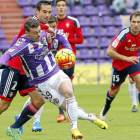 Rodri cae en el área ante el agarrón de Javier Flaño.-J. M. Lostau
