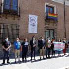 La bandera LGTBI luce en el balcón de la sede de la Diputación en Valladolid. ICAL