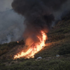 Imagen de archivo del incendio en La Cabrera durante el pasado mes de agosto.-DAVID S. BUSTAMANTE